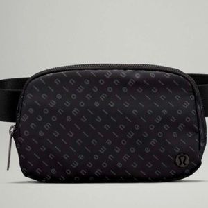 Lululemon Everywhere Belt Bag 1L Mirrorify Reflective Black / Black